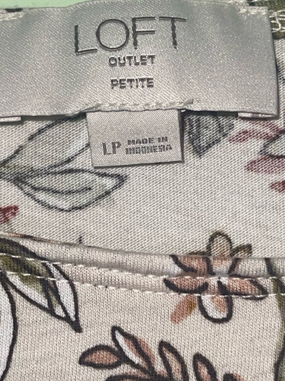 Loft floral blouse. Size LP GUC - Picture 7 of 8